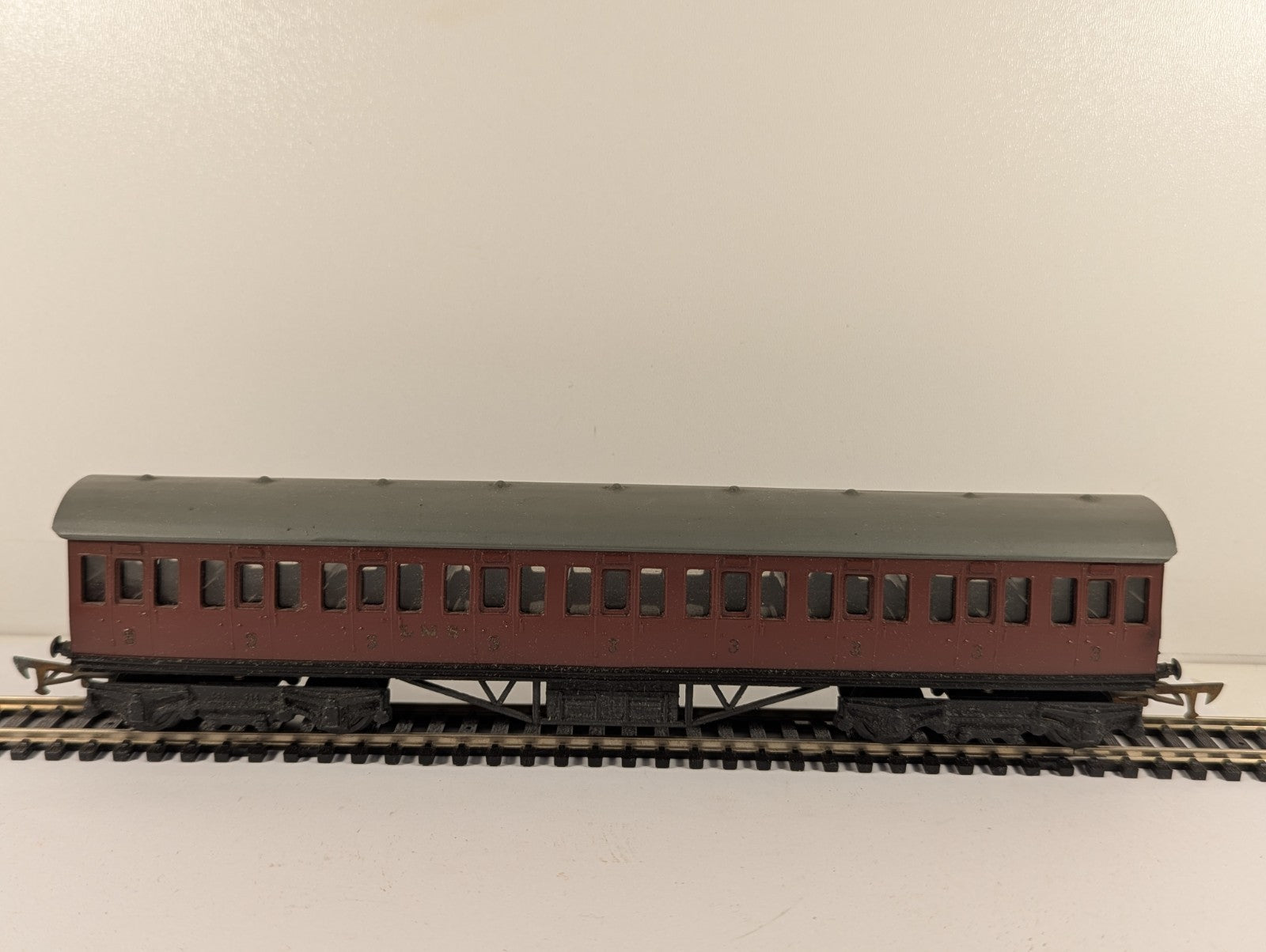 Graham Farish OO Gauge Maroon Third Class Suburban Coach Boxed
