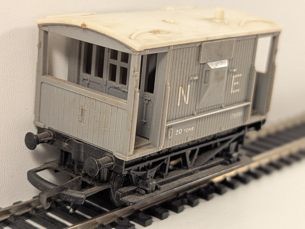 Hornby R114 OO Gauge Short Brake Van – North Eastern (NE) Grey