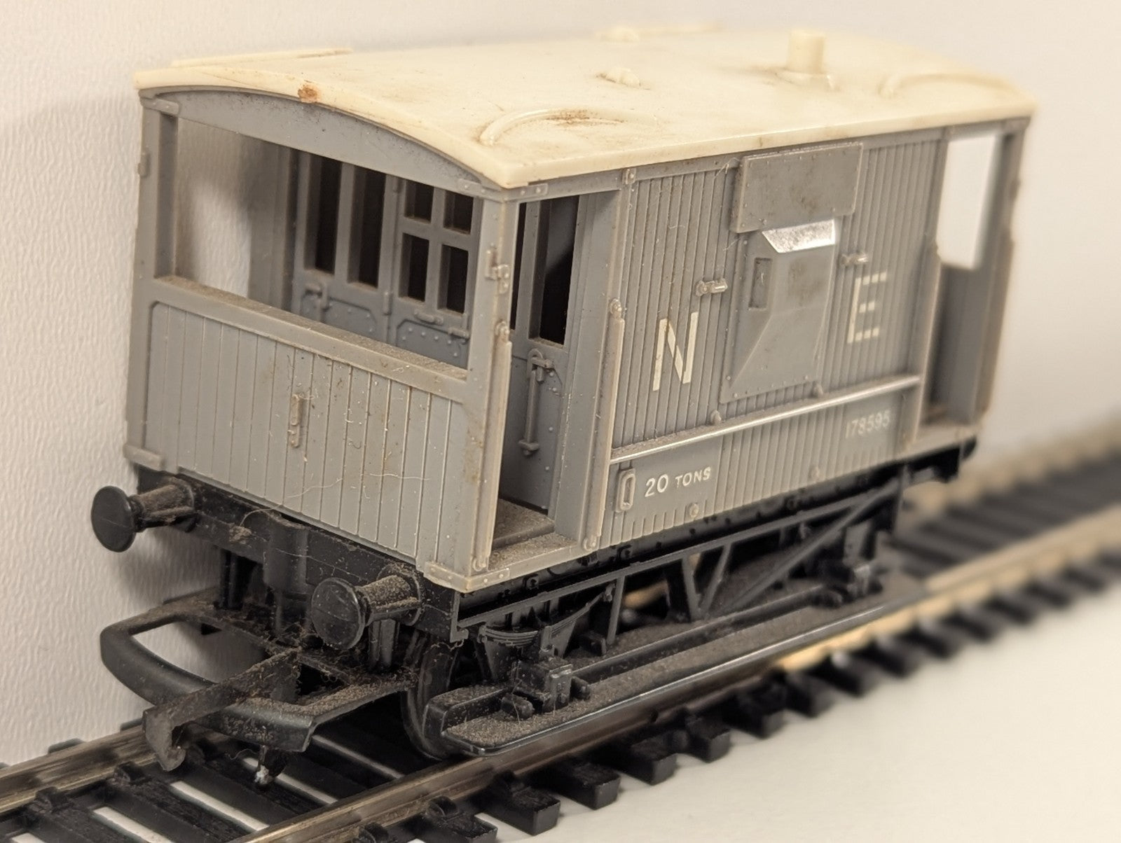 Hornby R114 OO Gauge Short Brake Van – North Eastern (NE) Grey
