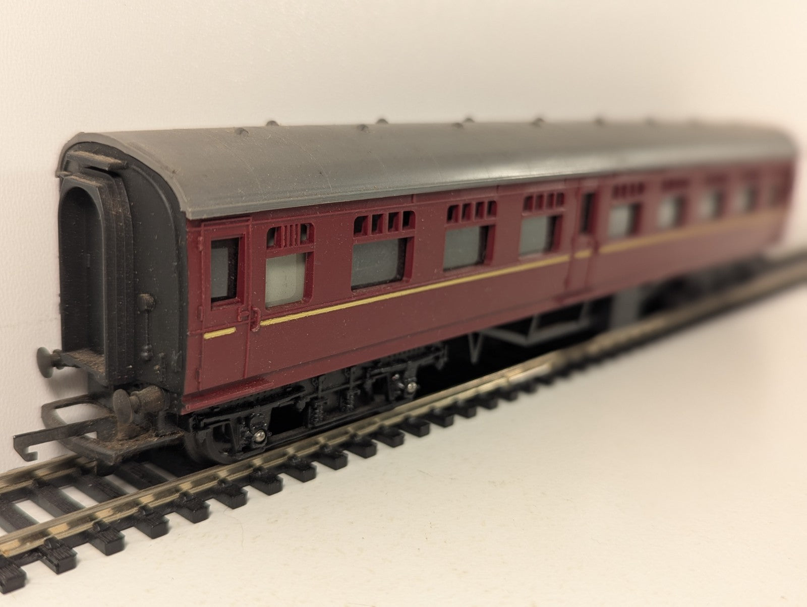 Tri-ang R321 BR Mainline Composite Coach Maroon OO Gauge