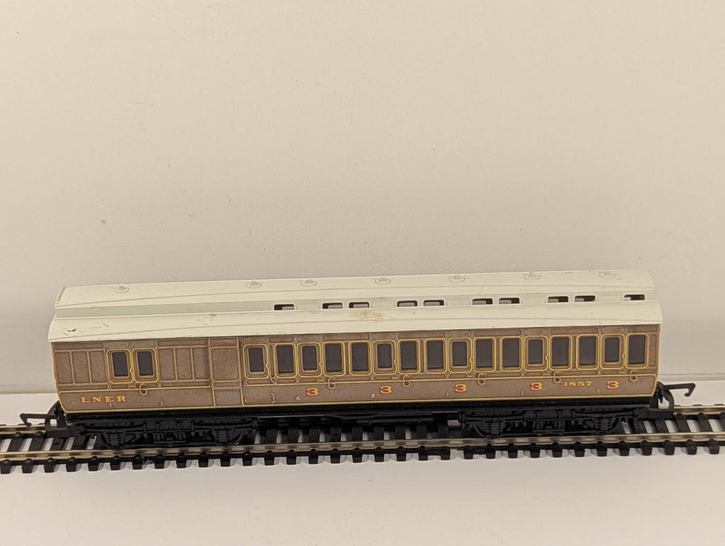 Hornby R434 OO Gauge LNER Teak Clerestory 3rd Class Coach 3857 Brake Coach