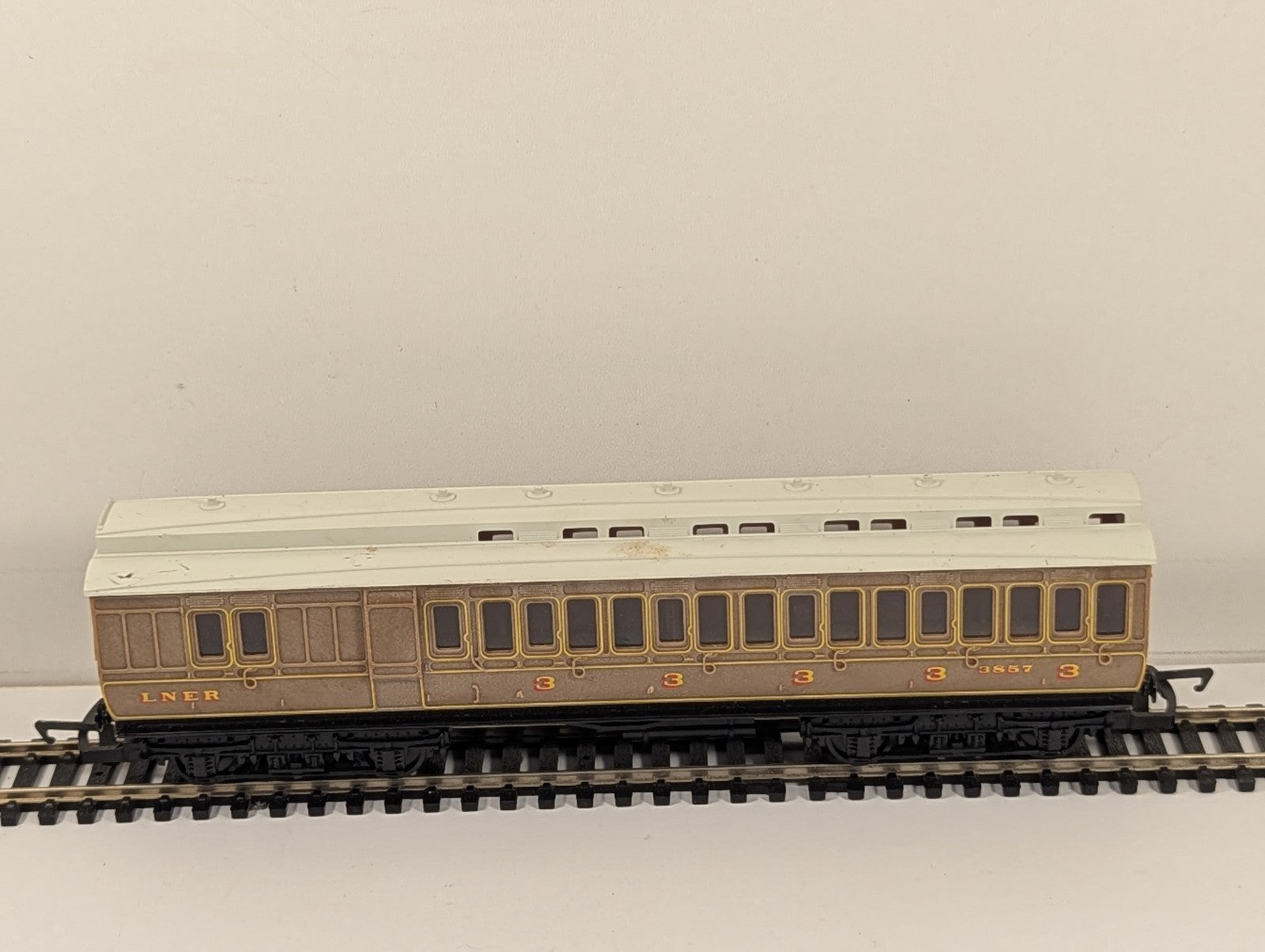 Hornby R434 OO Gauge LNER Teak Clerestory 3rd Class Coach 3857 Brake Coach