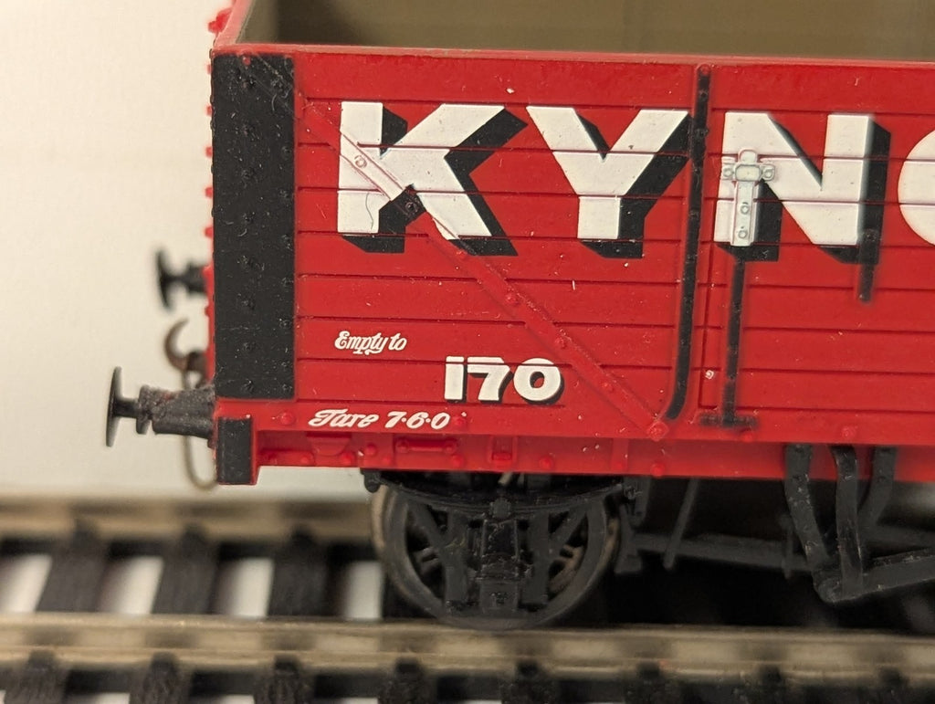 Bachmann OO Gauge 7-Plank Open Wagon 170 Kynoch Red 37-111