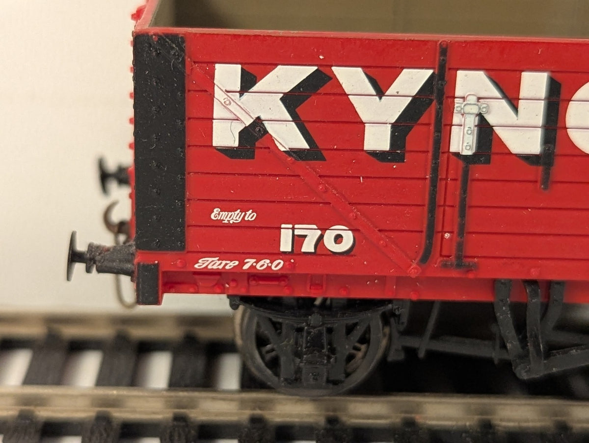 Bachmann OO Gauge 7-Plank Open Wagon 170 Kynoch Red 37-111