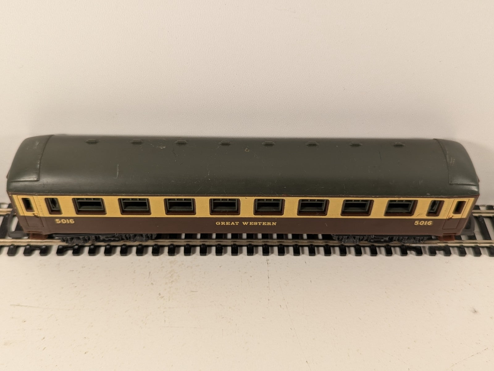 Lima HO Gauge GWR Chocolate & Cream Passenger Coach