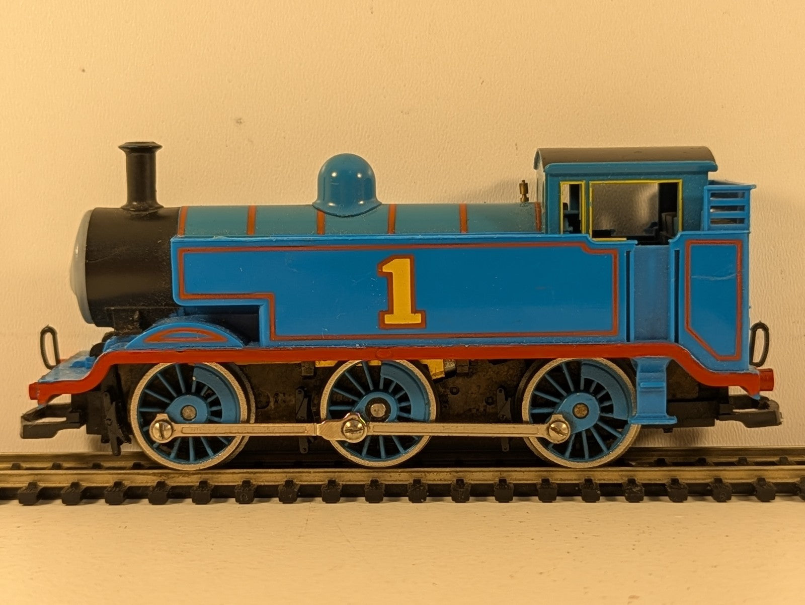 Hornby ThomastheTankEngine 0-6-0T SteamLocomotive OOGauge - Missing Buffer heads