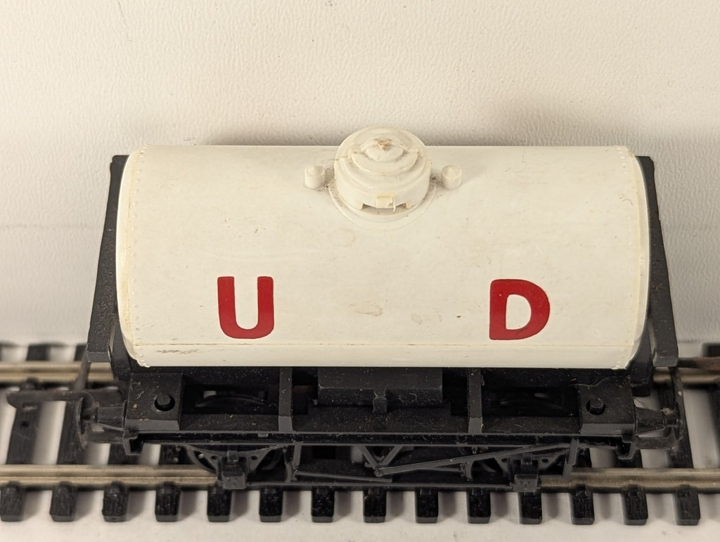 Tri-ang OO Gauge United Dairies Milk Tank Wagon R127