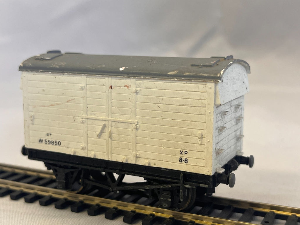 Hornby Dublo OO Gauge 6 Ton Refrigerated Van Missing Couplings