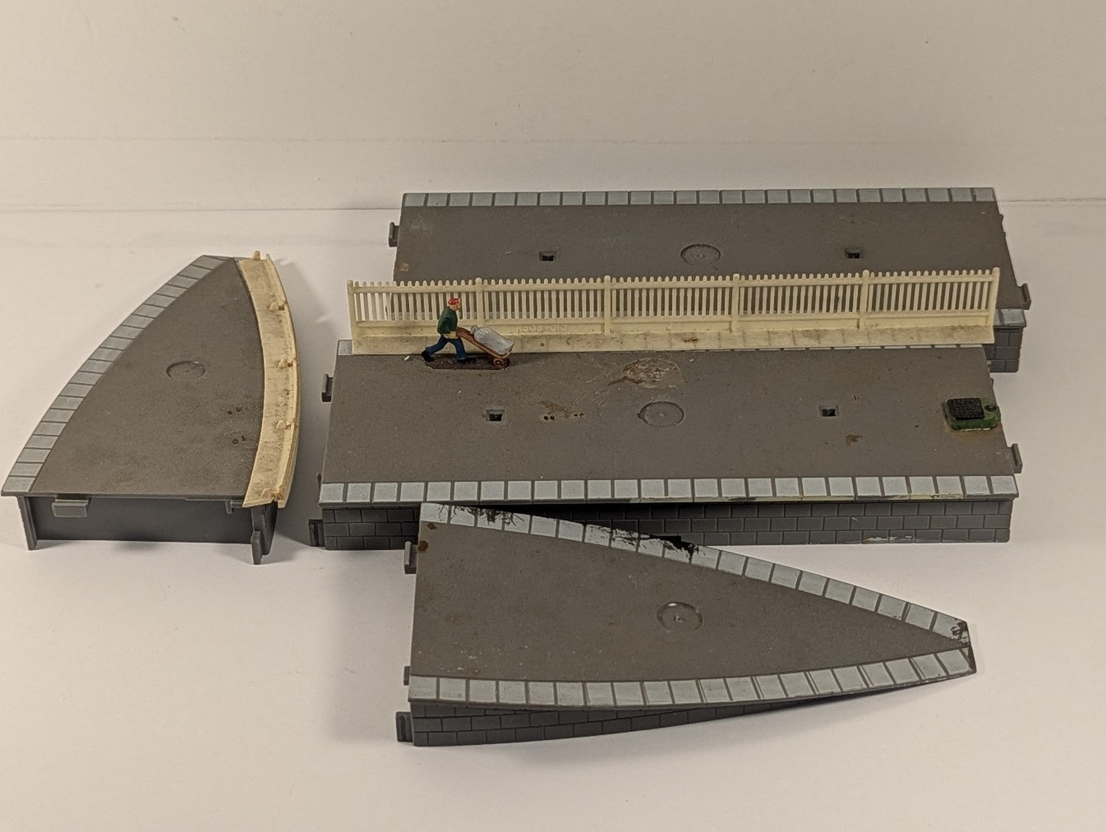 Hornby OO Gauge Station Platform Sections Grey & Brick