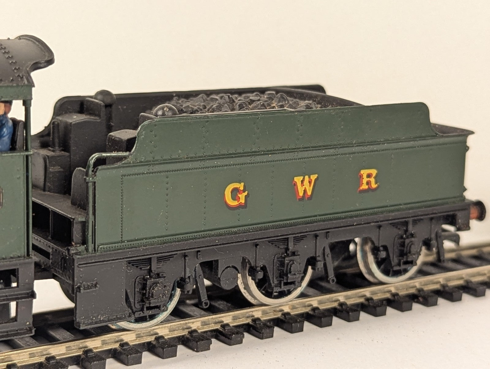 Mainline OO Gauge Manor Class 7805 'Broome Manor' Steam Locomotive
