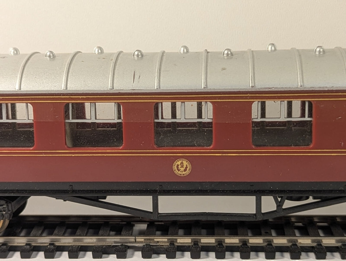 Hornby OO Gauge LMS Stanier Composite Coach 3934 Crimson Lake