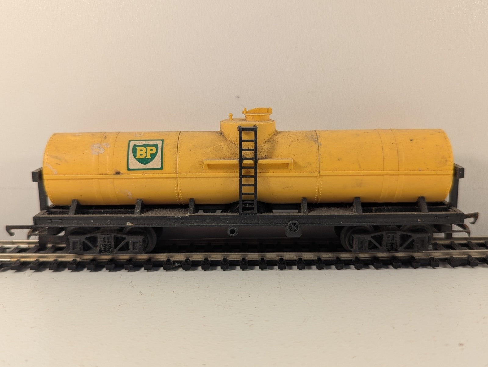 Tri-ang R117 BP Tank Wagon OO Gauge