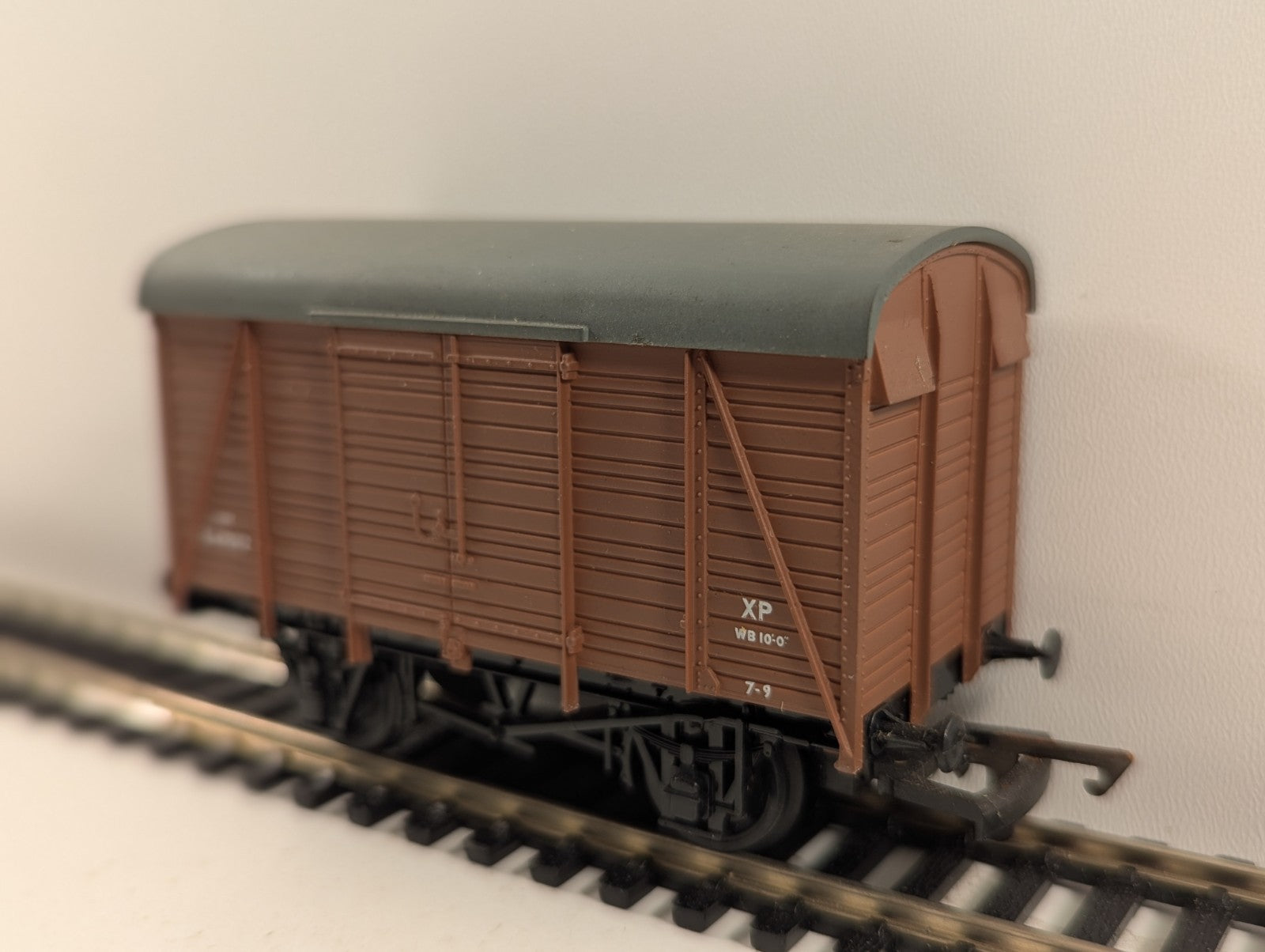 Mainline OO Gauge BR (SR) Brown Ventilated Van