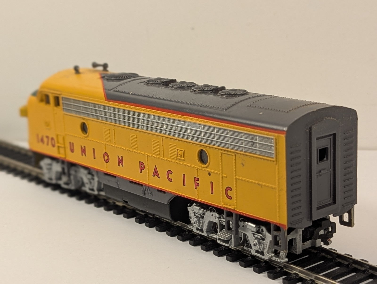 Bachmann HO Gauge EMD F9A Diesel Locomotive 1470 Union Pacific