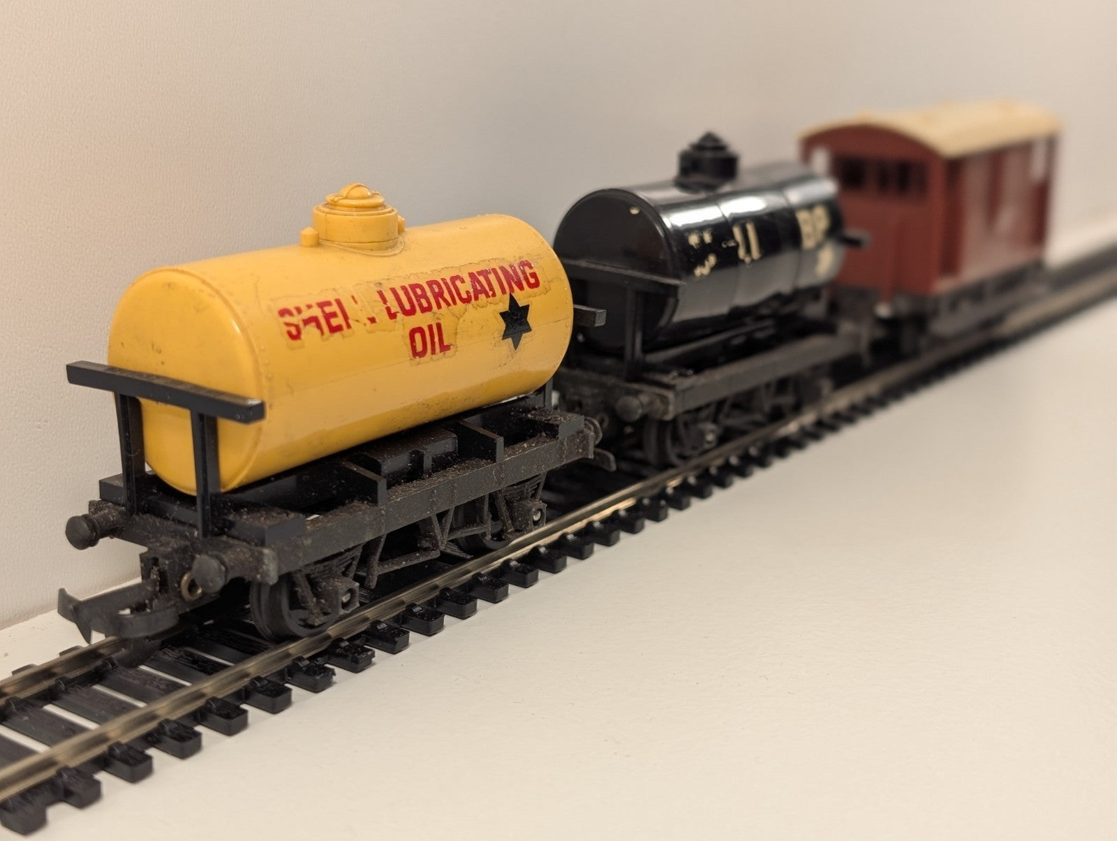 Tri-ang Rake of 3 Wagons – OO Gauge