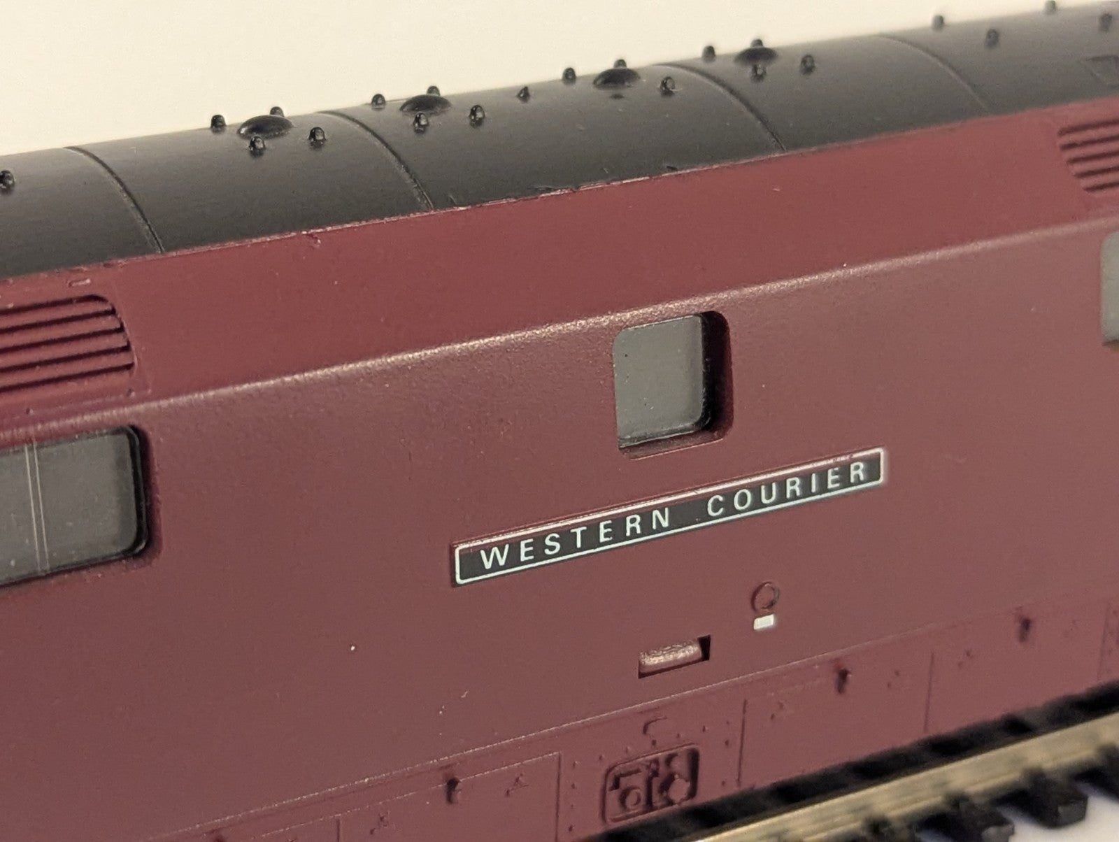 Hornby R352 OO Gauge Class 52 D1062 Western Courier BR Maroon
