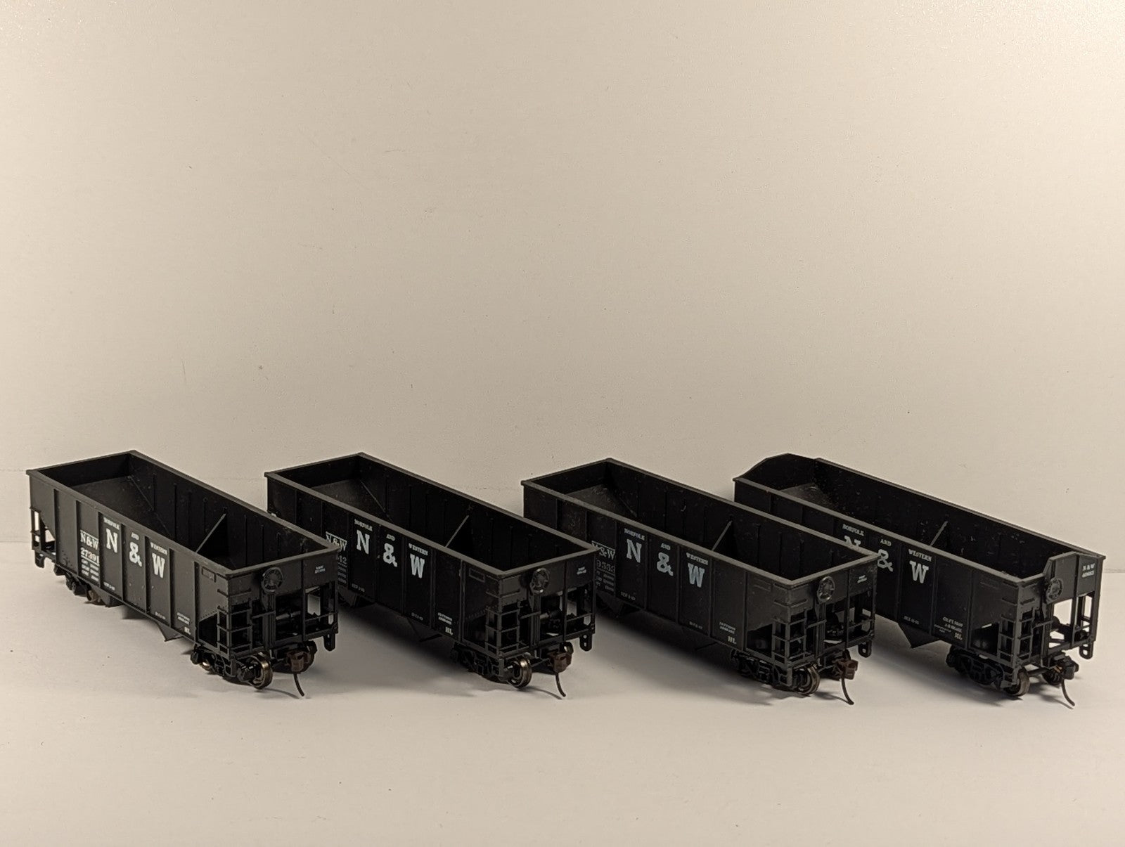 Athearn HO Gauge 34ft Ribbed Hopper Wagons Norfolk & Western