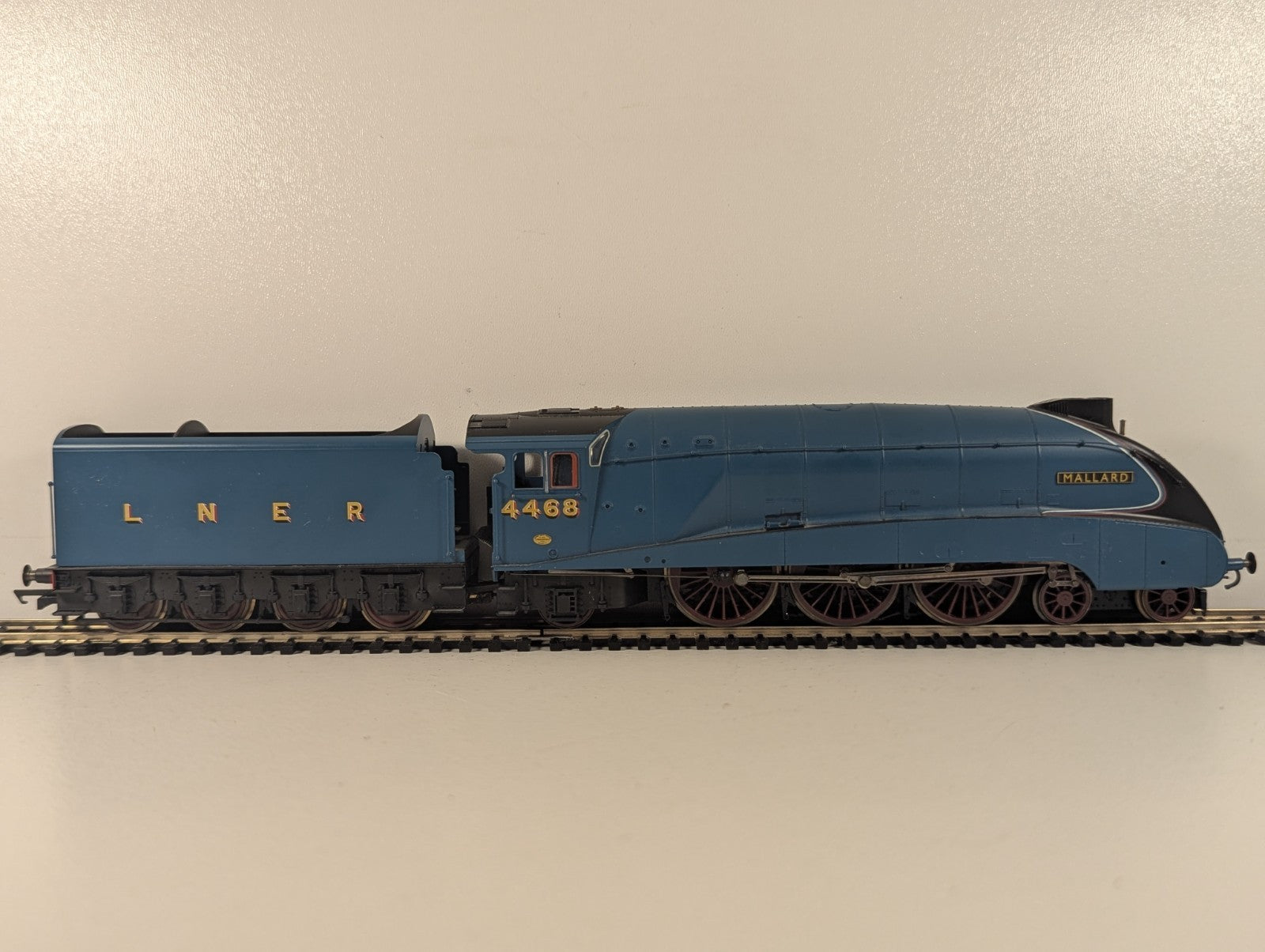 Hornby R2339 DCC Fitted LNER Class A4 Locomotive 'Mallard' 4468 LNER Garter Blue