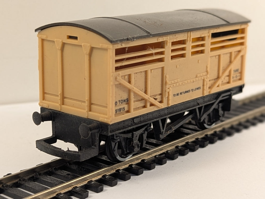 Hornby R127 OO Gauge SR Cattle Wagon 51915