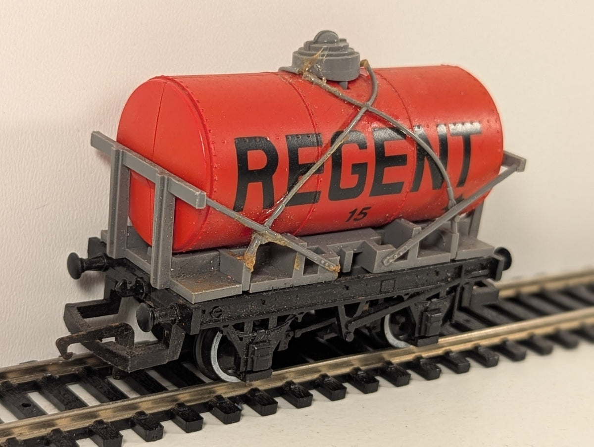 Hornby R343 OO Gauge Small Tanker (Cross Stays) – Regent