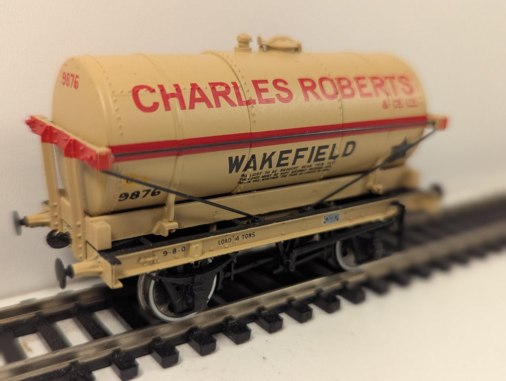 Bachmann 37-650K OO Gauge 14T Tank Wagon Charles Roberts Wakefield