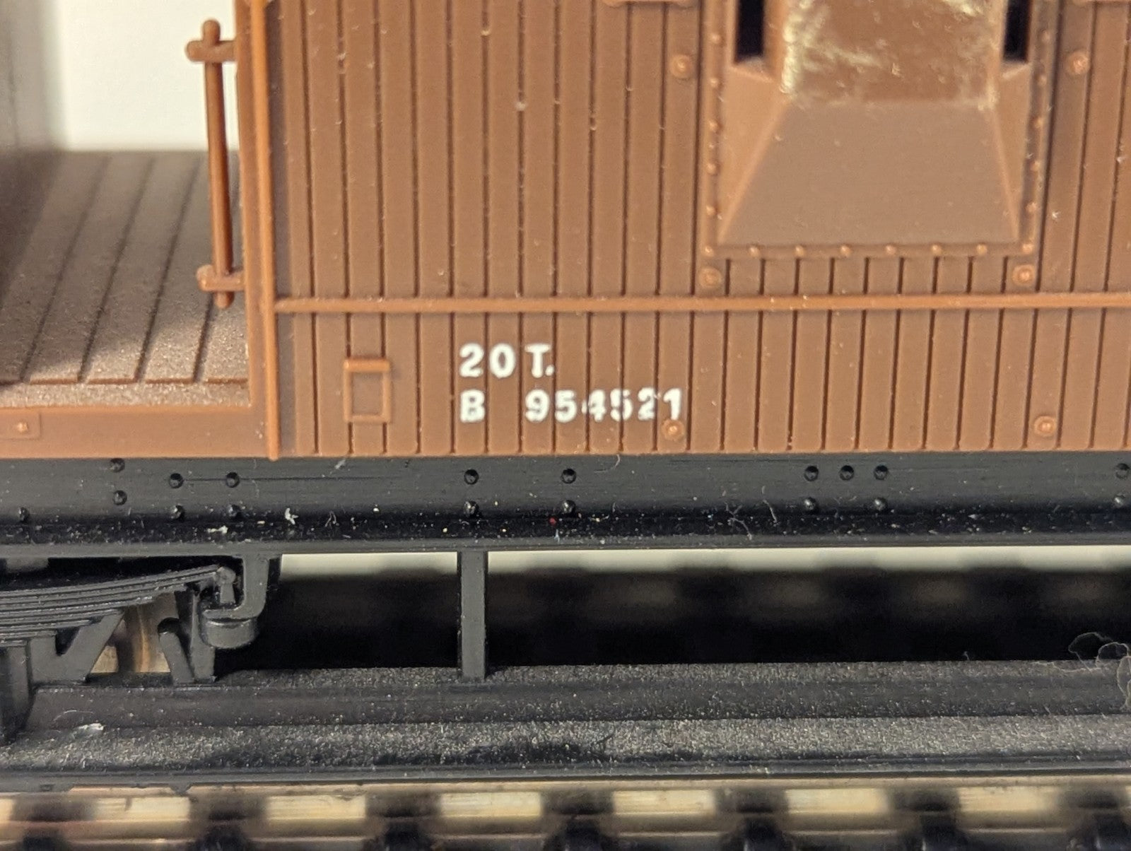 Lima OO Gauge BR 20 Ton Standard Brake Van B 954521 BR Brown