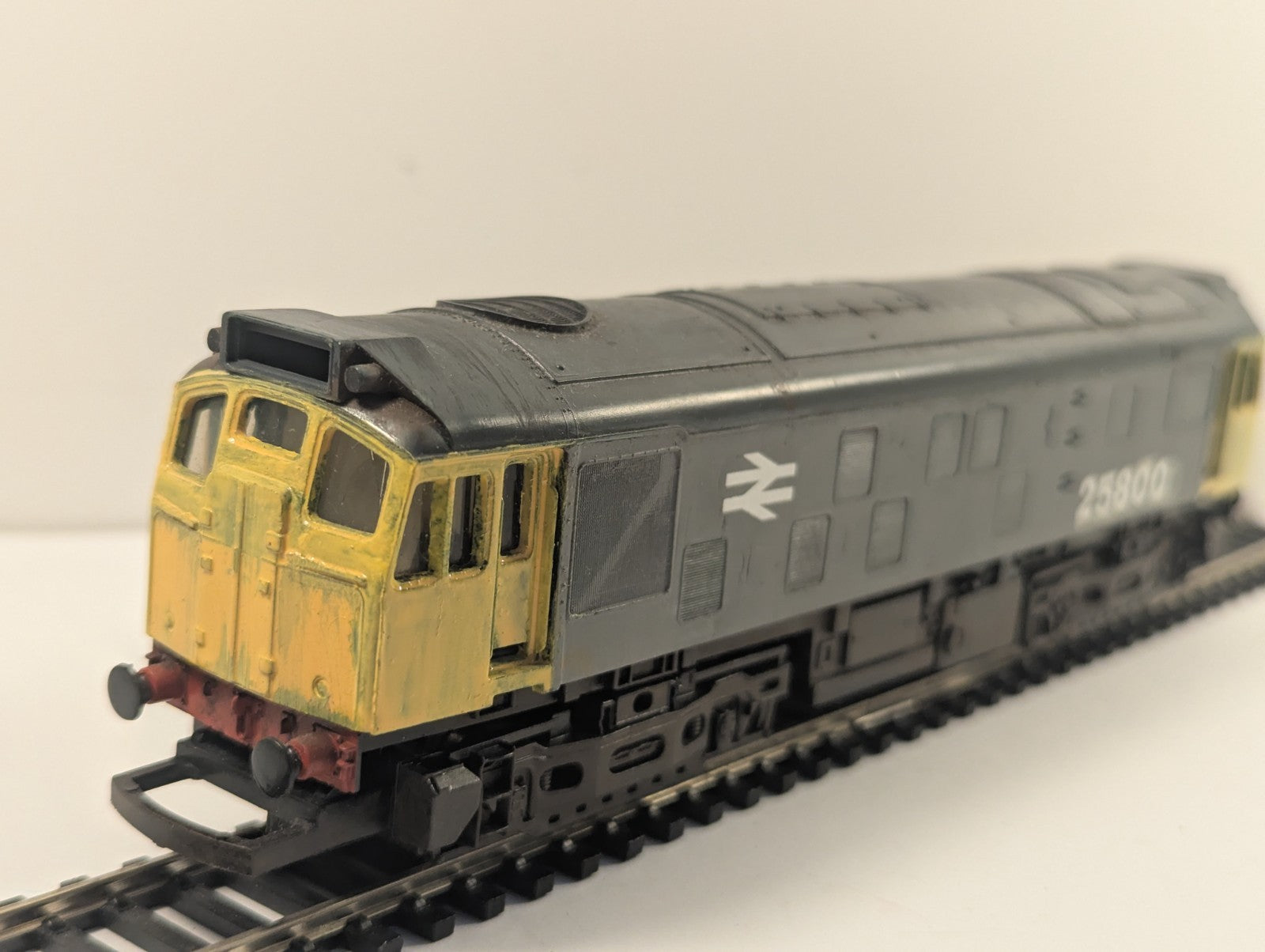 Hornby OO Gauge Class 25 Diesel Locomotive - Repainted in Railfreight Grey