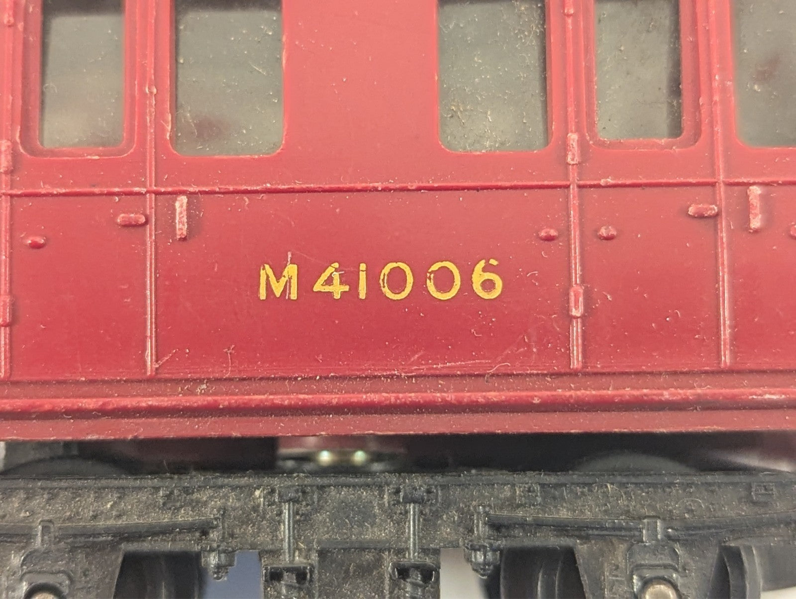 Tri-ang R121 OO Gauge BR Maroon Suburban Composite Coach