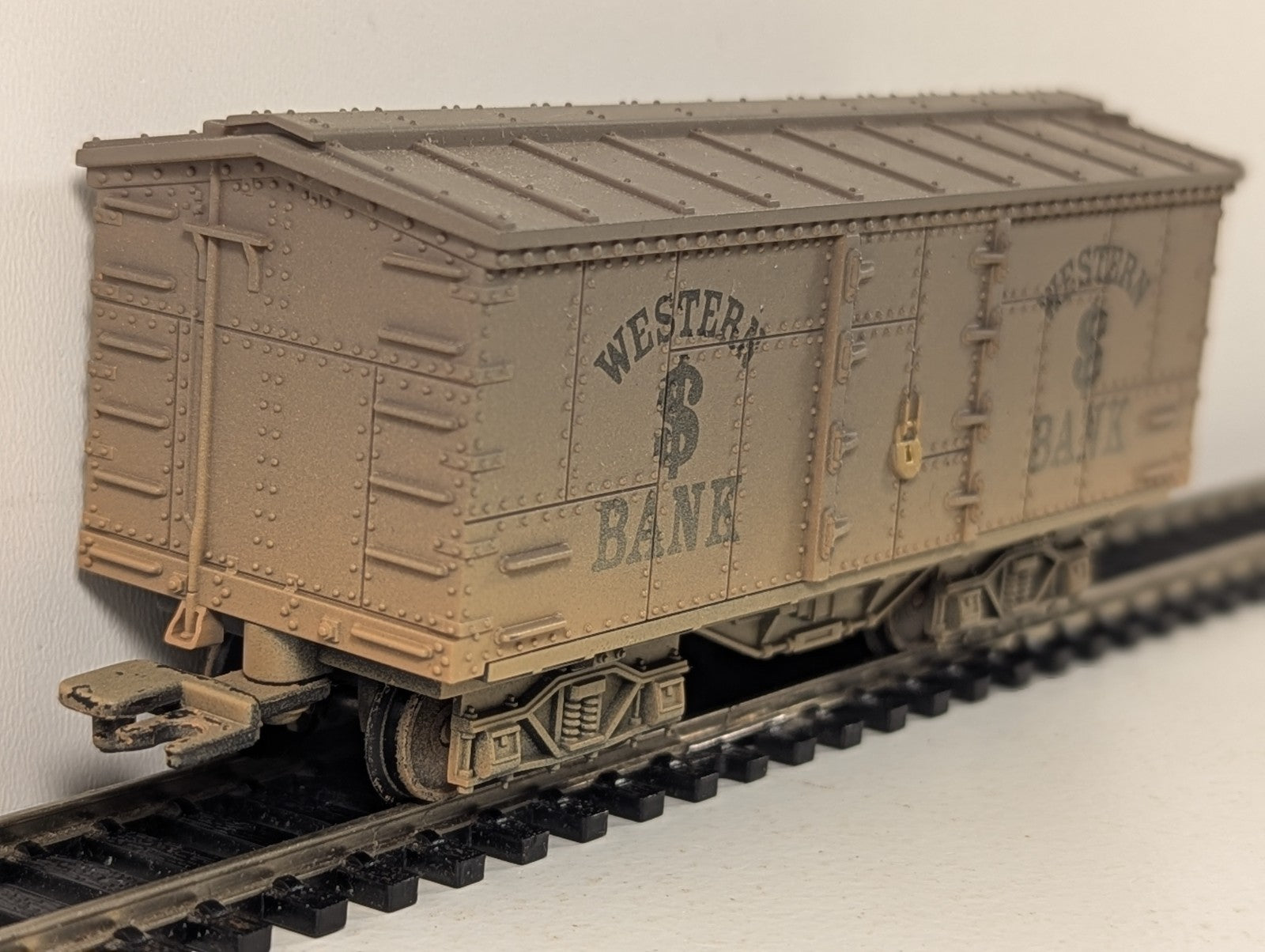 Hornby OO Gauge "Western Bank" Treasure Car Wagon - Toy Story 3 Train Set Split