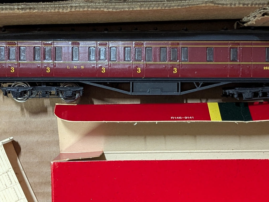 Tri-ang Hornby OO Gauge OO Gauge Coaches and Wagons Job Lot Mixed