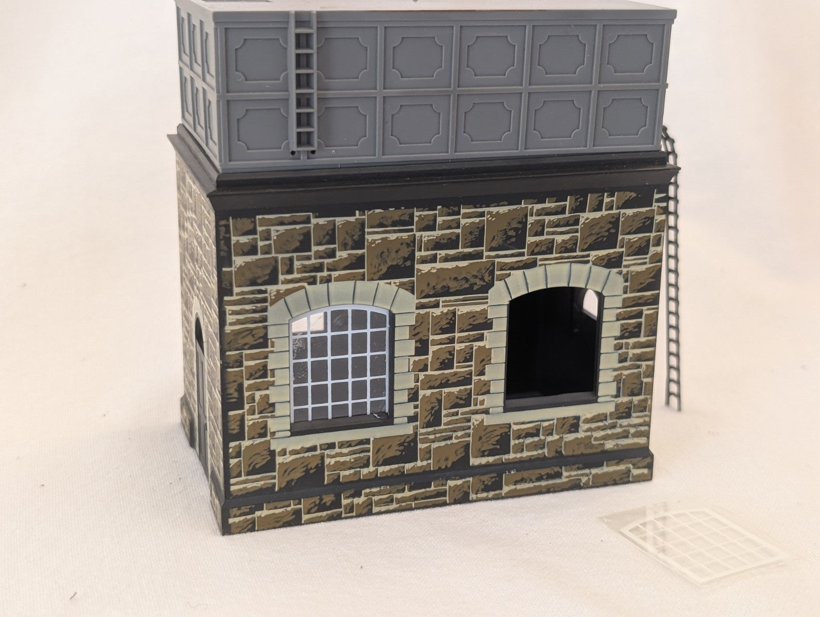 Hornby R.520 OO Gauge Water Tower – Quick Fit Series