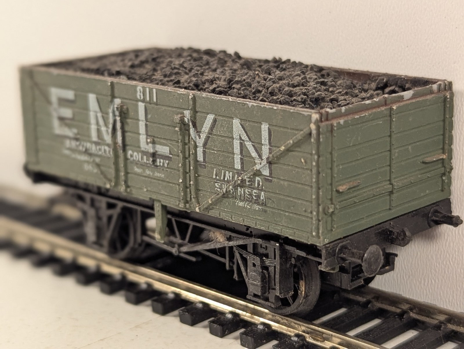 Dapol OO Gauge 7 Plank Open Wagon 811 Emlyn Anthracite Colliery Green