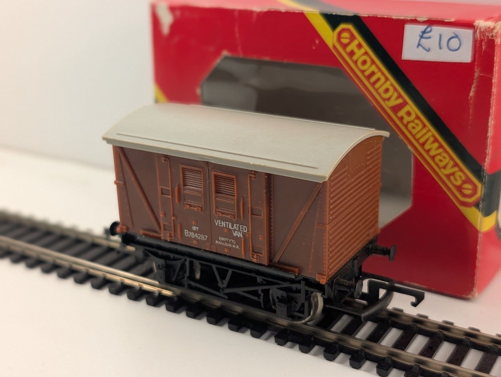 Hornby BR Ventilated Van – No. B784287 – OO Gauge