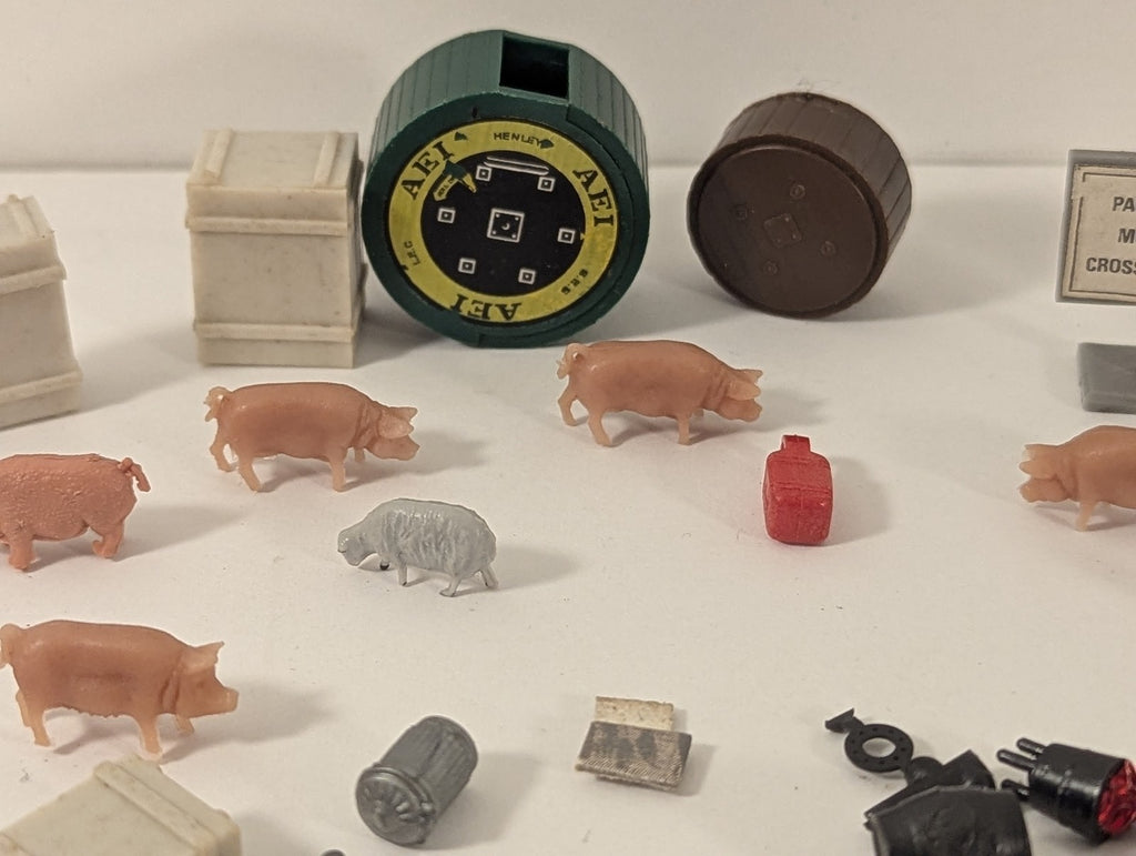 OO Gauge Assorted OO Gauge Scenic Accessories, Farm Animals & Details Job Lot