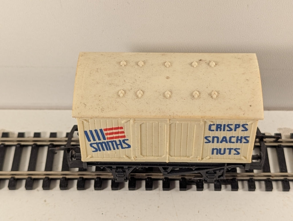 Hornby OO Gauge Smiths Crisps Ventilated Van Goods Wagon R013
