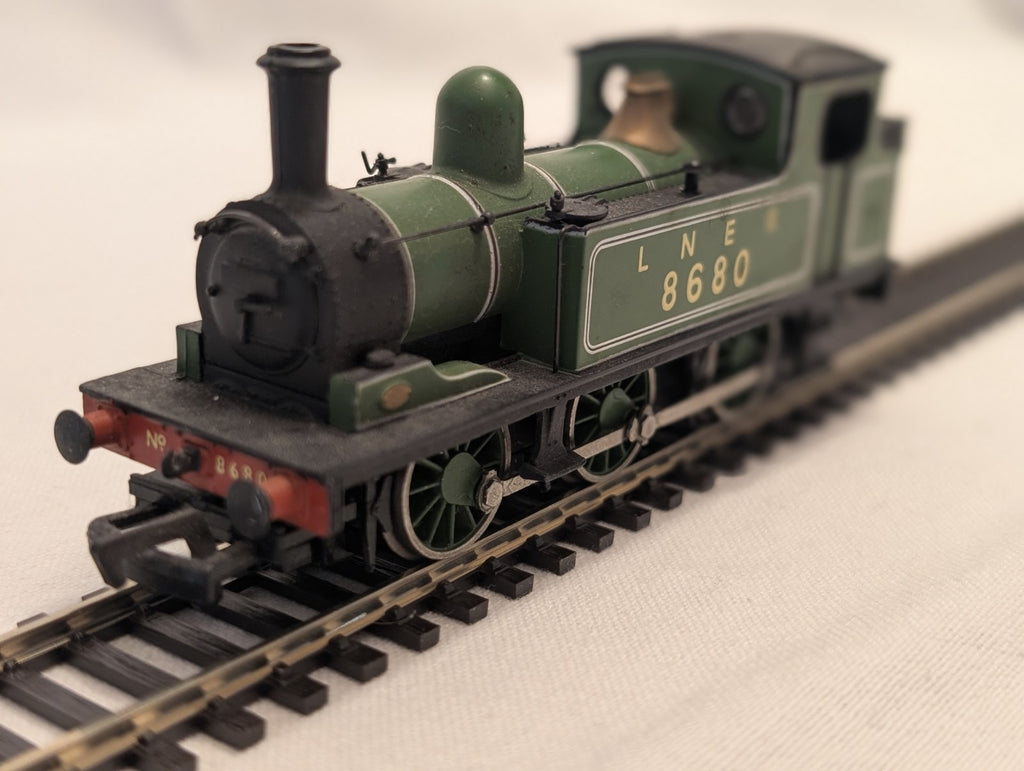 Bachmann Branchline OO Gauge LNER J72 Tank Locomotive No.8680 – Lined Green