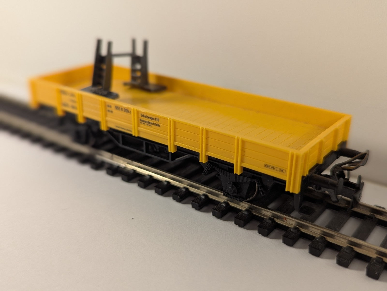 Märklin HO Gauge Low Side Maintenance Wagon – Missing Coupler on one side