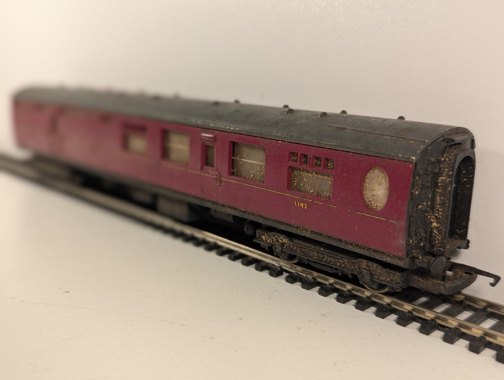 Hornby R387 OO Gauge Full Parcels Brake Coach BR Maroon