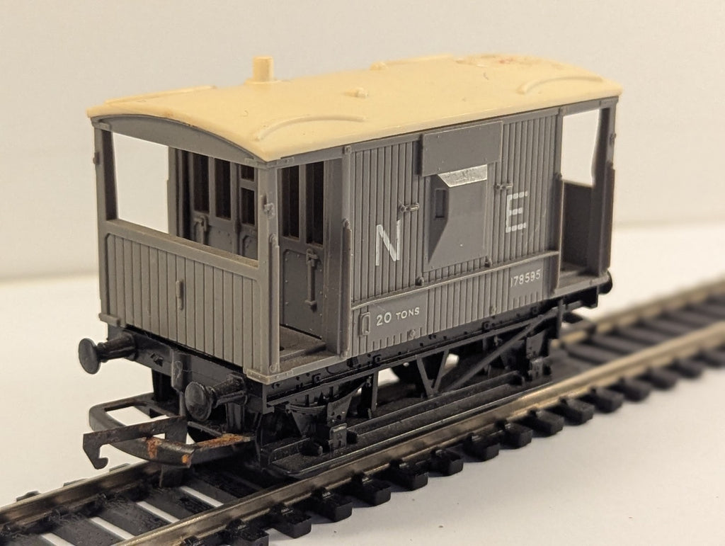 Hornby R124 OO Gauge LNER NE 20 Ton Brake Van 178595