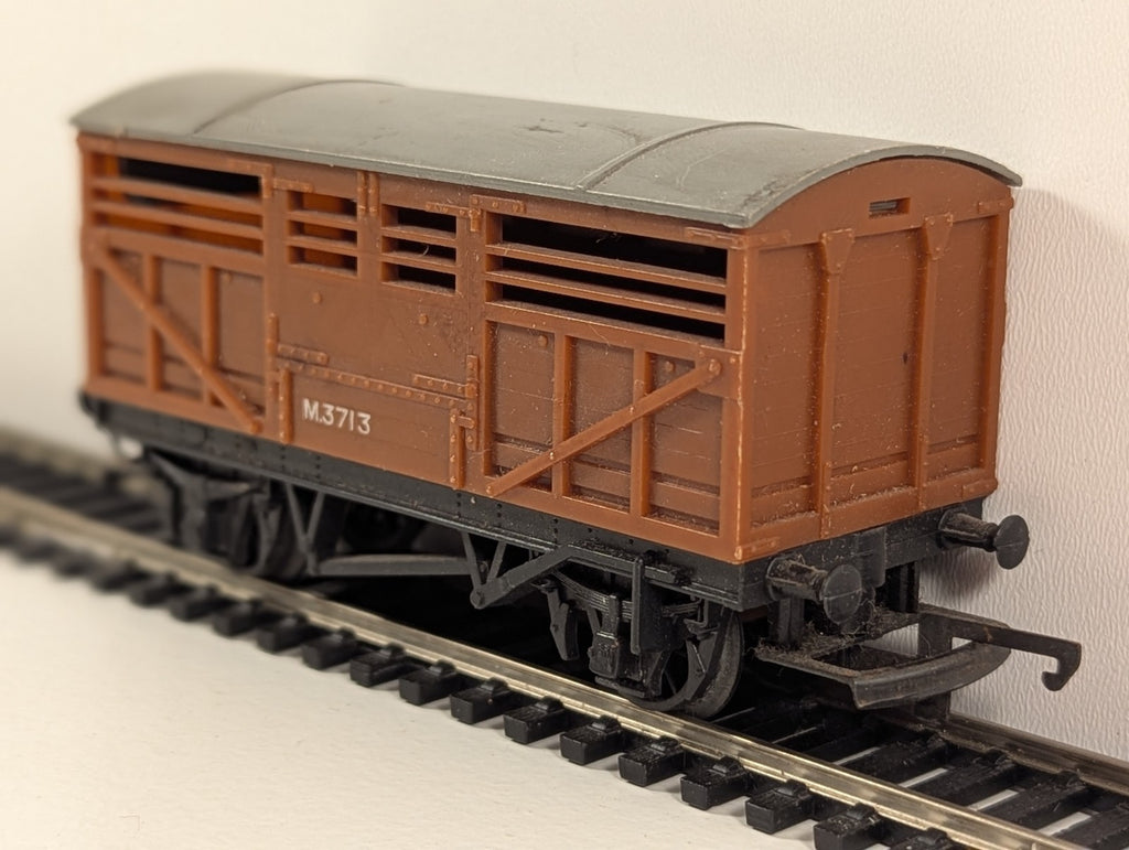 Tri-ang R122 BR Cattle Wagon M3713 – OO Gauge