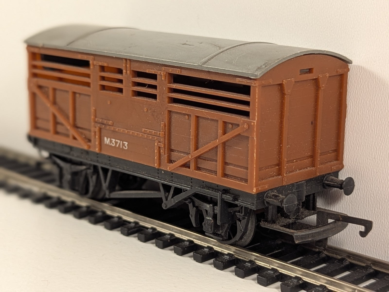 Tri-ang R122 BR Cattle Wagon M3713 – OO Gauge
