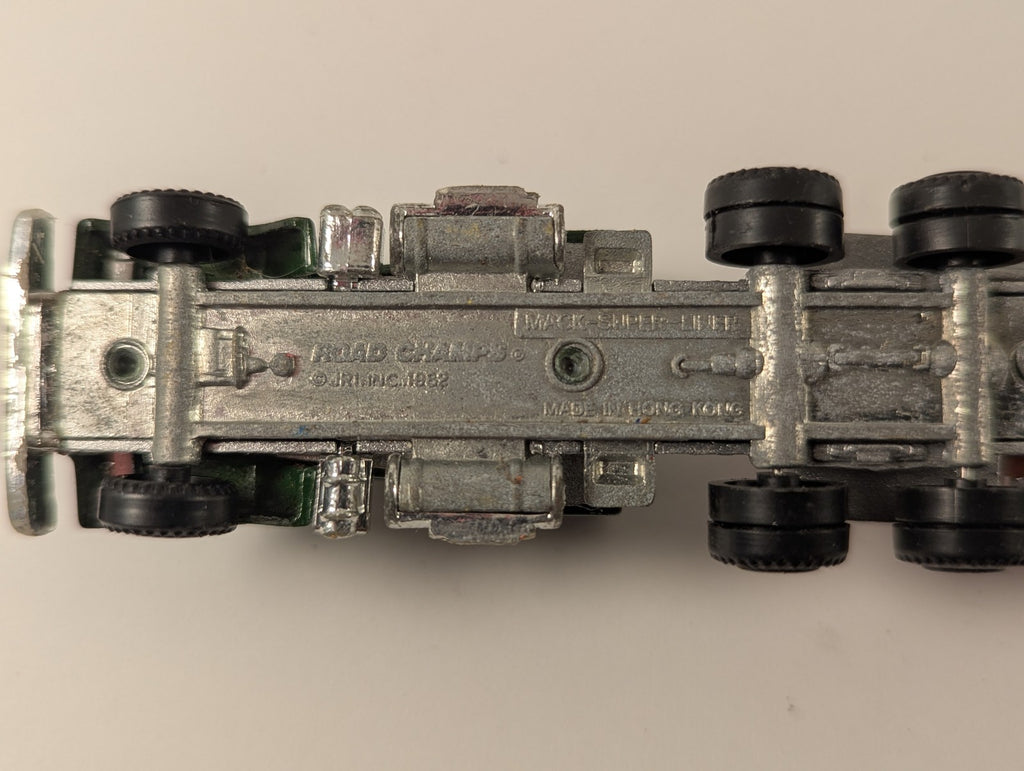 Road Champs Mack Super-Liner with Flatbed Trailer Die-cast Vehicle