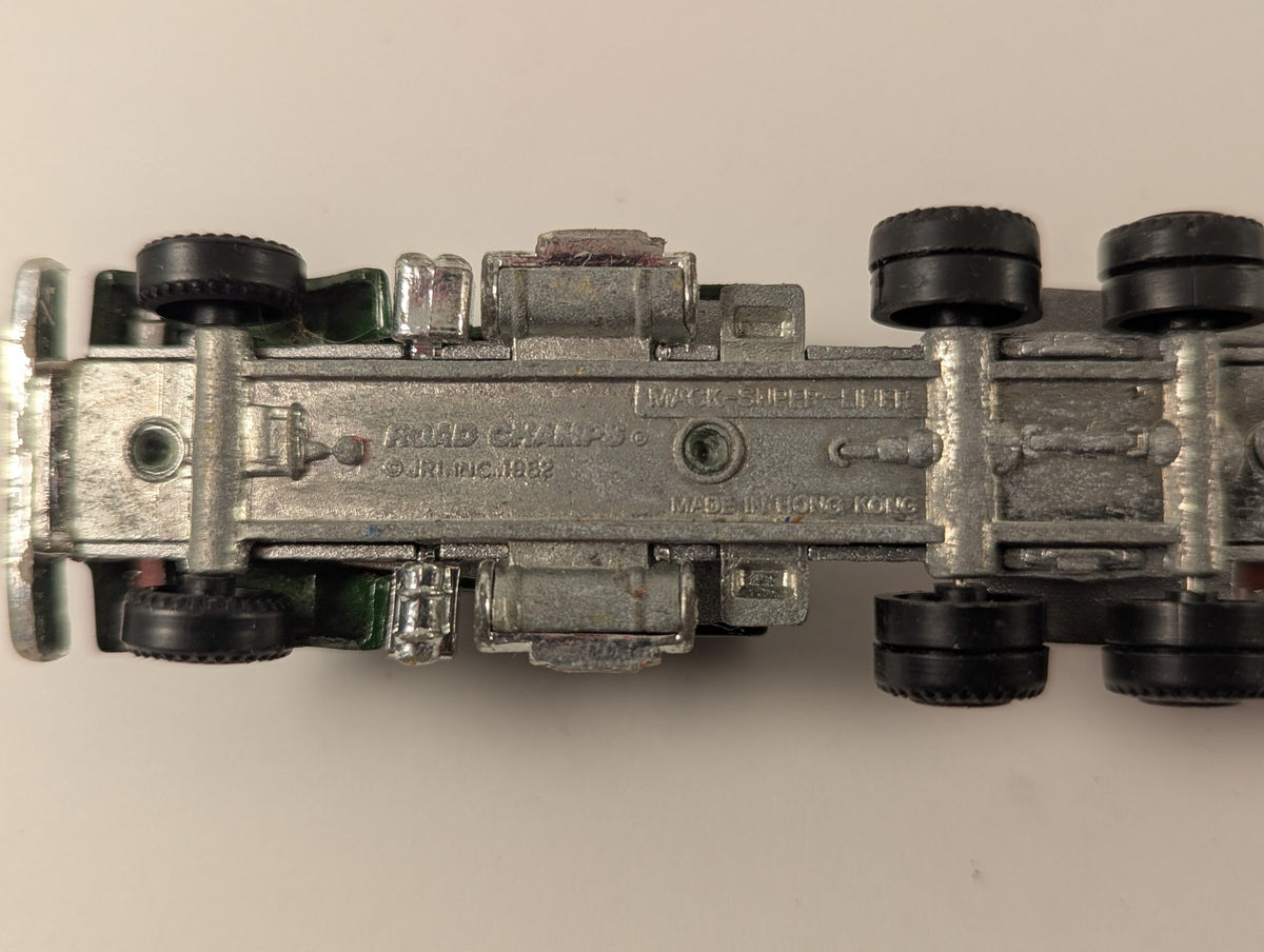 Road Champs Mack Super-Liner with Flatbed Trailer Die-cast Vehicle