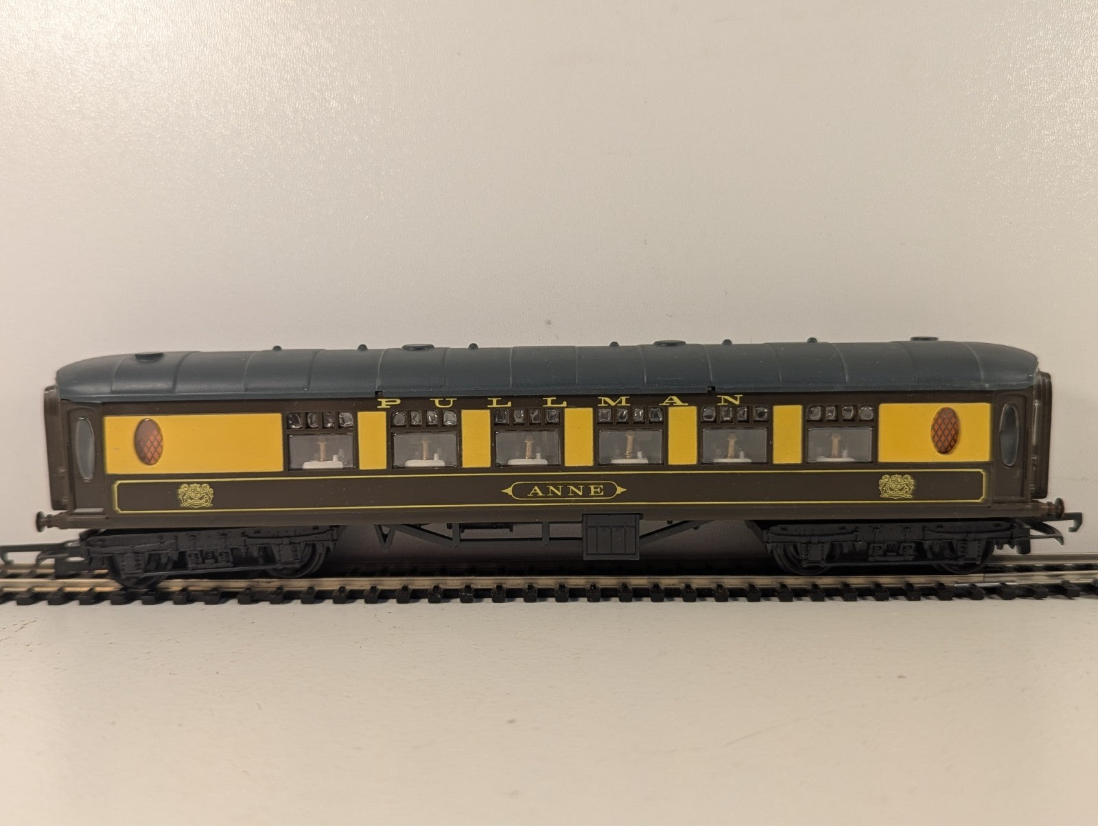 Tri-ang OO Gauge Pullman Coach "Anne"