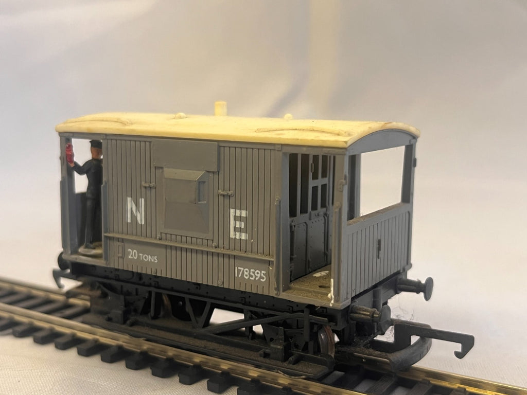 Hornby R215 OO Gauge N.E. Short Brake Van with Figure Boxed