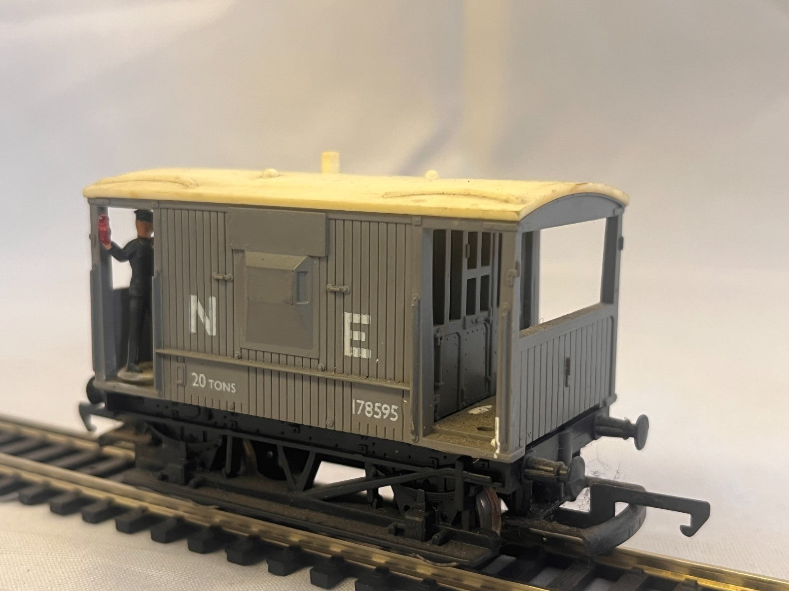 Hornby R215 OO Gauge N.E. Short Brake Van with Figure Boxed