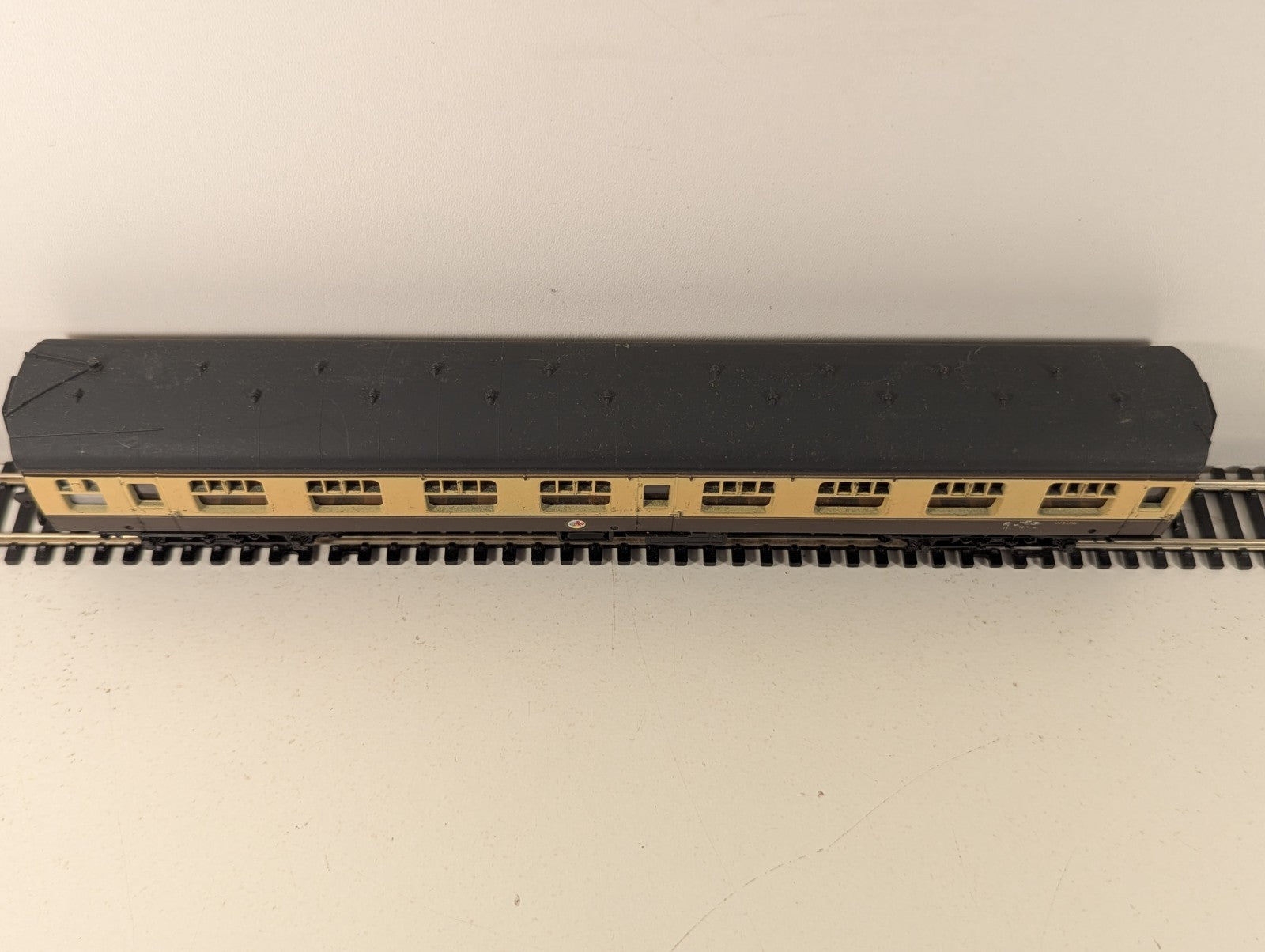 Mainline 37-105 BR Mk1 Second Corridor Coach Chocolate & Cream OO Gauge