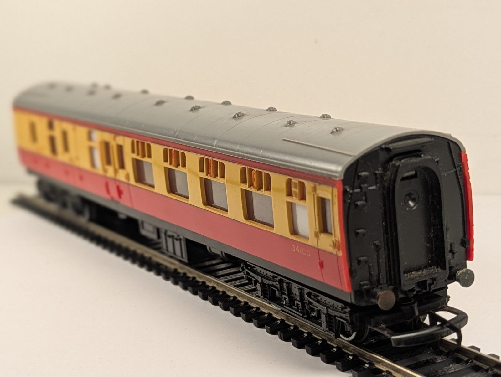 Hornby R421 OO Gauge BR Composite Coach 34100 Crimson Cream