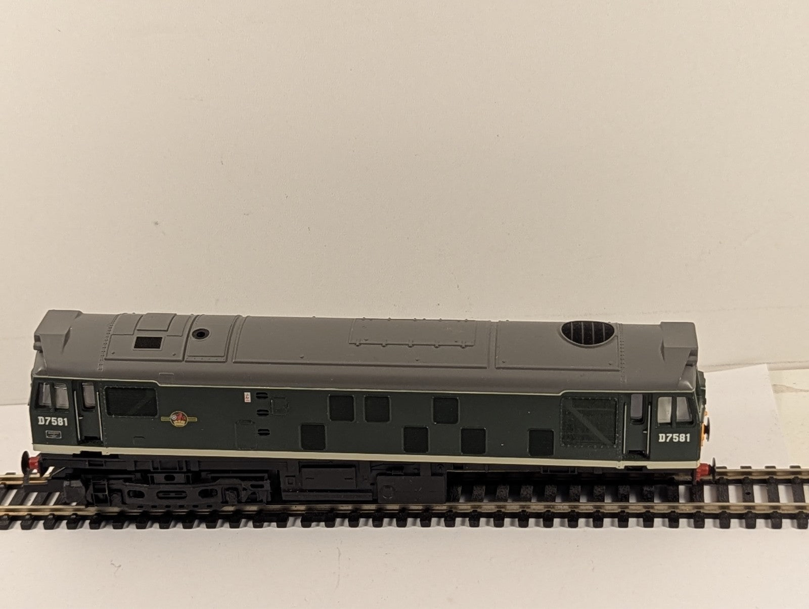 Hornby R2121A BR Class 25 Diesel Locomotive Green OO Gauge - Spares/Repairs