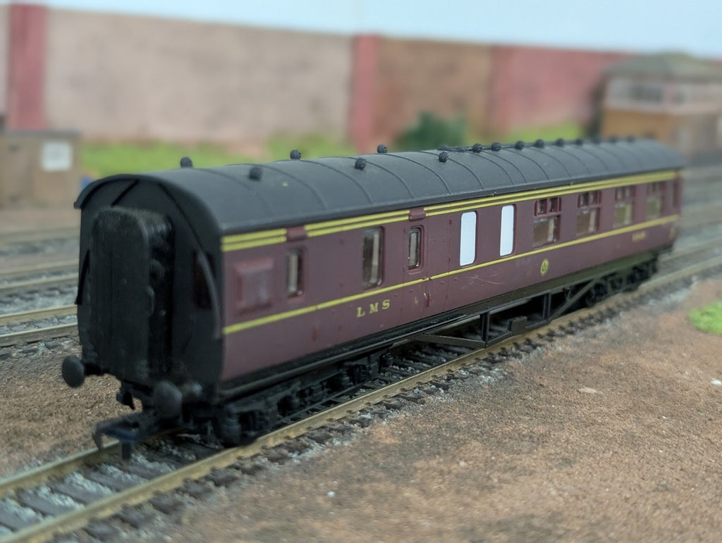 Airfix Railways LMS S7 Brake 3rd Corridor Coach, No. 5542